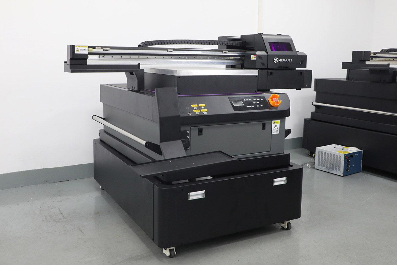 PLOTTER CAMA PLANA UV MEGAJET DE 60X90CMS CON 3 CABEZALES i1600 CMYK + W + V - Imagen 2