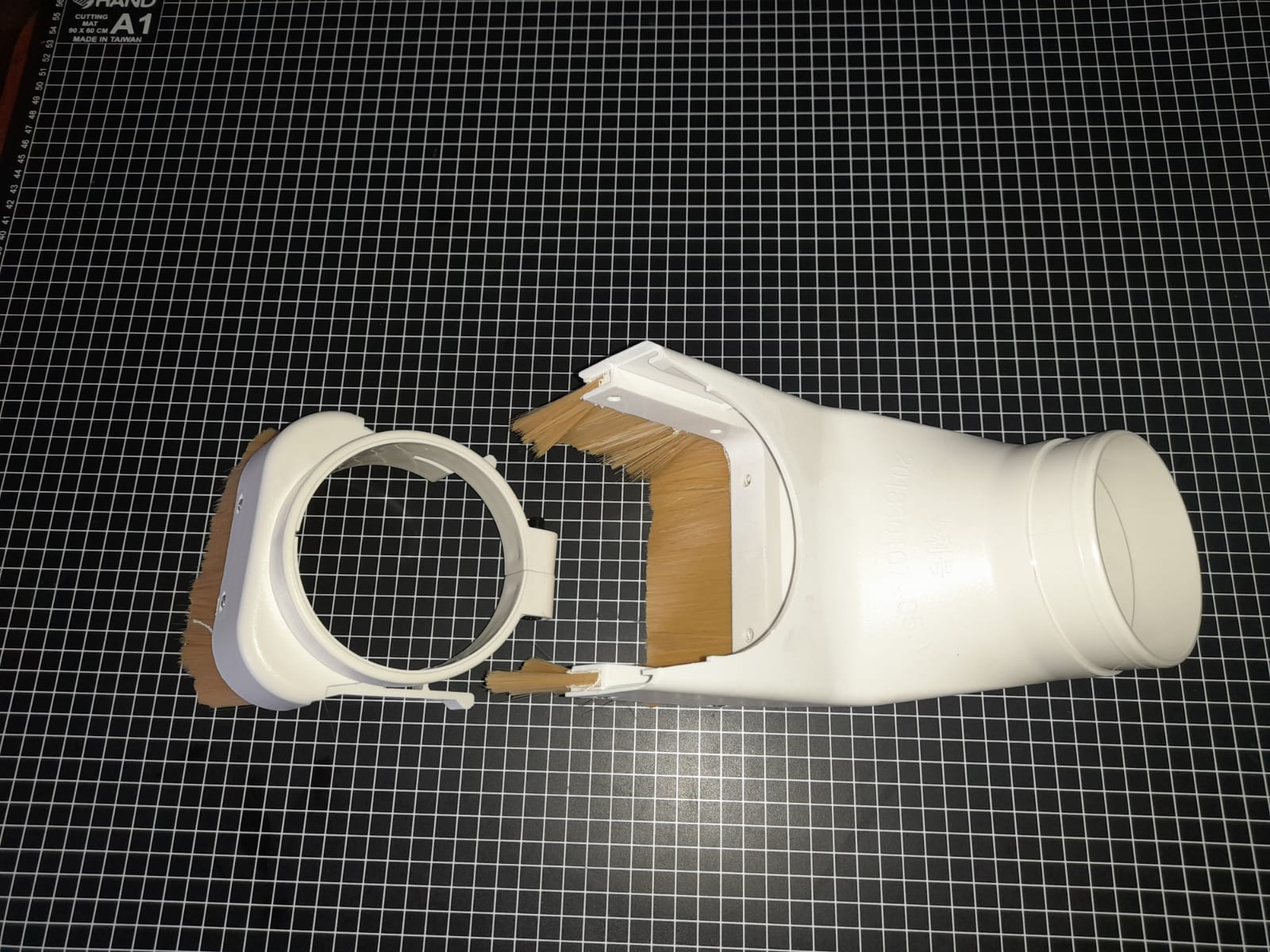 PORTA CEPILLO COLECTOR DE POLVO Y MADERA PARA ROUTER CNC PARA MANGUERA DE 4" DE DIAMETRO - Imagen 2