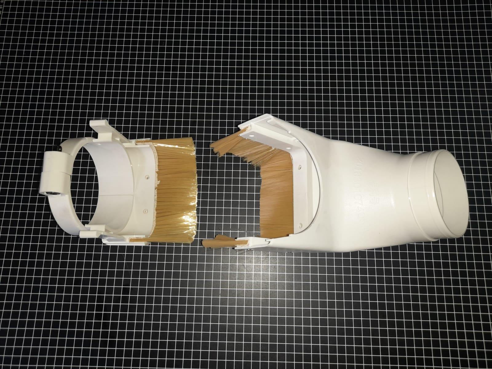 PORTA CEPILLO COLECTOR DE POLVO Y MADERA PARA ROUTER CNC PARA MANGUERA DE 4" DE DIAMETRO - Imagen 3